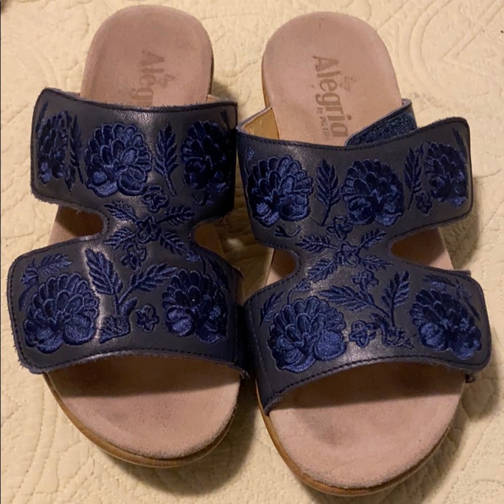 Algeria blue flower embroidered leather sandals